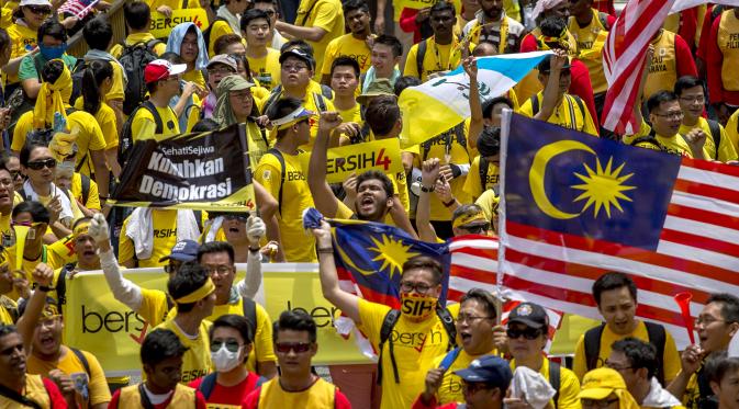 Ribuan warga Malaysia melakukan aksi besar-besaran di Kuala Lumpur, Malaysia, Sabtu (29/8/2015). Mereka menuntut Perdana Menteri Najib Razak untuk mengundurkan diri karena diduga melakukan korupsi. (Reuters/ Athit Perawongmetha)