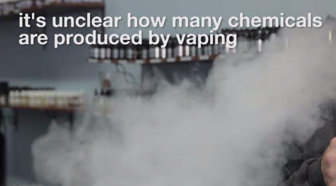 Tidak jelas berapa banyak bahan kimia yang terkadung dalam rokok elektrik. (Via: youtube.com)