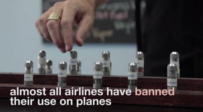 Hampir seluruh penerbangan melarang penggunaan rokok elektrik. (Via: youtube.com)