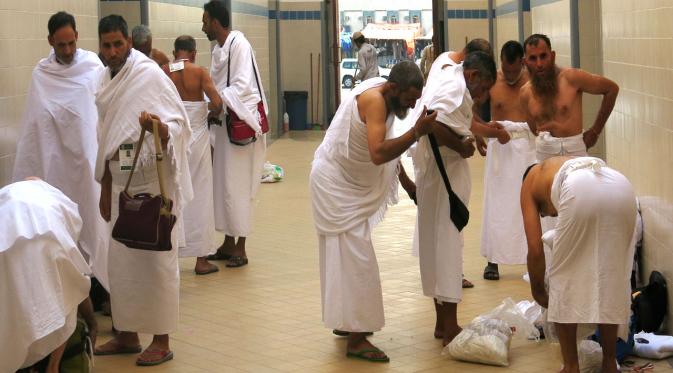 Sejumlah calon haji asal Turki sedang berpakaian ihram di Masjid Bir Ali. (Liputan6.com/Wawan Isab Rubiyanto)
