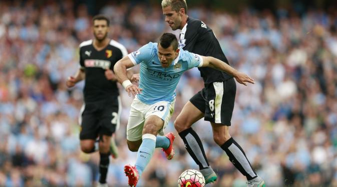 Sergio Aguero menjaga keseimbangan saat dijegal pemain Watford (Reuters / Jason Cairnduff)