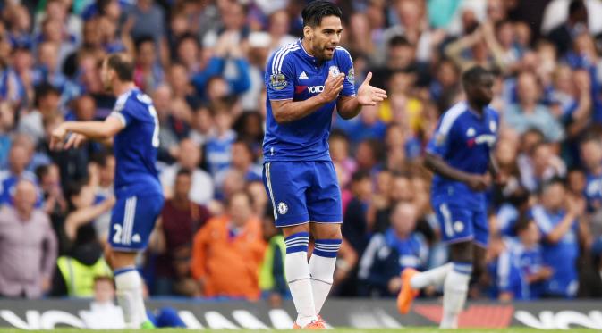 Radamel Falcao coba lecut semangat pemain Chelsea (Reuters / Tony O'Brien)