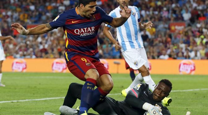 Luis Suarez mencoba berebut bola dengan kiper Malaga (REUTERS/Albert Gea)