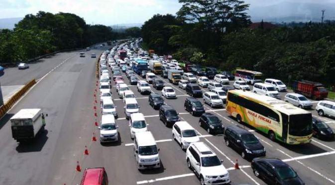 Kemacetan sepanjang 3 kilometer terjadi di Gerbang Tol Ciawi, Minggu (30/8/2015). (Liputan6.com/Bima Firmansyah)