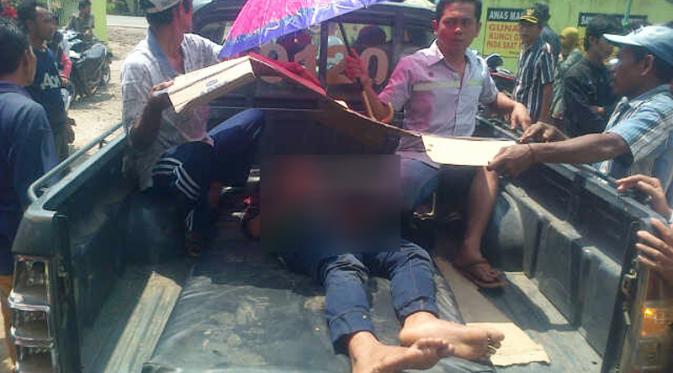 Salah satu korban kecelakaan kendaraan pikap yang masuk jurang di Kampung Cicongkok, Kabupaten Serang, Banten. (Liputan6.com/Yandhi Deslatama)
