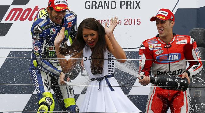Valentino Rossi dan Andrea Dovizioso merayakan kemenangan di atas podium. Minggu (30/8/2015). (Reuters/Darren Staples)