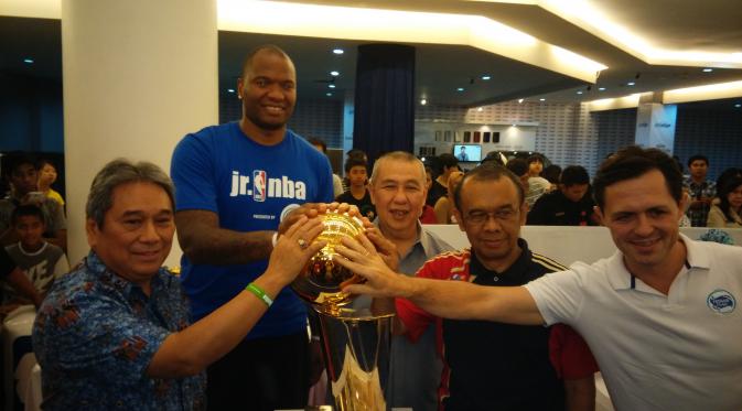 Pemain NBA Marreese Speights Berfoto bersama Gatot S. Dewo Broto dan Danny Kosasih 