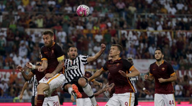 Juventus takluk dari AS Roma di Stadion Olimpico dengan skor 1-2, Minggu (30/8/2015). (Reuters/Max Rossi)