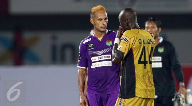 Pemain tengah Persita, Raphael Maitimo (kiri) berbincang dengan Kughegbe Onoriode (Mitra Kukar) usai laga di turnamen Piala Presiden 2015 di Stadion I Wayan Dipta, Gianyar, Bali, Minggu (30/8/2015). (Liputan6.com/helmi Fithriansyah)