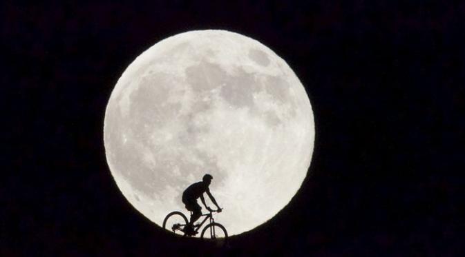 Menengok Keindahan Potret 'Supermoon' Pertama di Tahun Ini. | via: Carlos De Saa/EPA