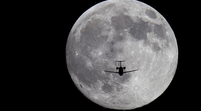 Menengok Keindahan Potret 'Supermoon' Pertama di Tahun Ini. | via: KC Alfred/ZUMA Press/Corbis