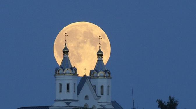 Menengok Keindahan Potret 'Supermoon' Pertama di Tahun Ini. | via: Sergei Grits/AP