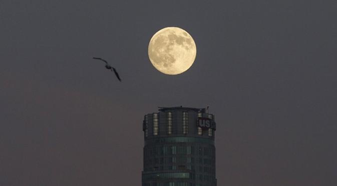 Menengok Keindahan Potret 'Supermoon' Pertama di Tahun Ini. | via: Mario Anzuoni/Reuters