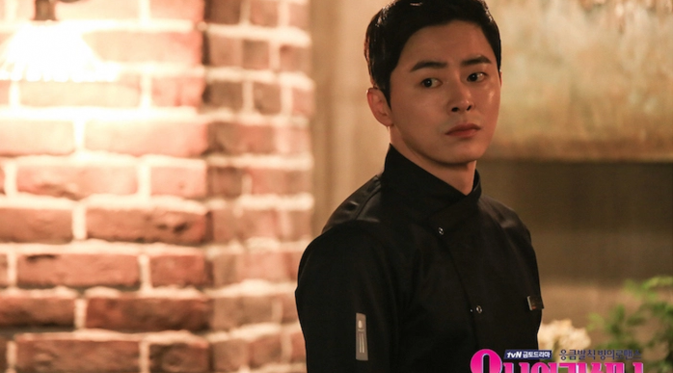Jo Jung Suk berperan sebagai koki tampan, bersama Park Bo Young yang menjadi asistennya dalam drama Oh My Ghost.
