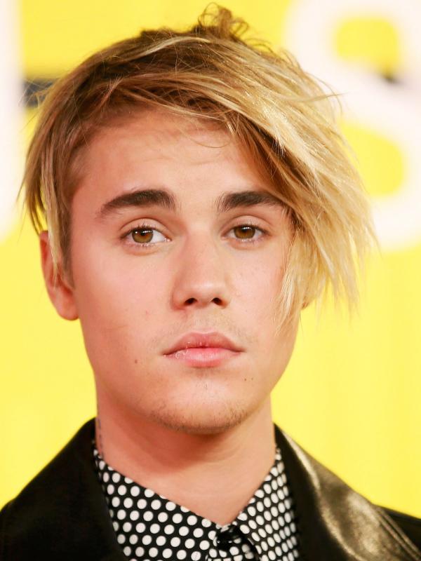 Justin Bieber berpose saat tiba di MTV Video Music Awards 2015, Los Angeles , California,minggu (30/8/2015). Ia akan tampil dalam acara MTV Video Music Awards 2015. (REUTERS/Danny Moloshok)