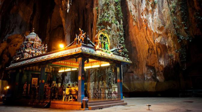 Tertegun Pesona Kuil Hindu Nan Artistik di Batu Cave, Malaysia. | via: alexleongphotography.com