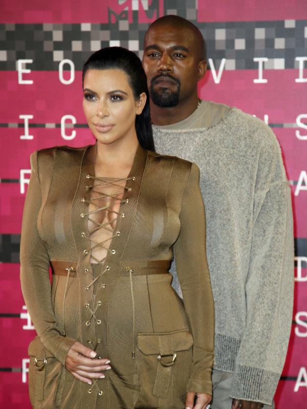 Kim Kardashian dan Kanye West turut hadir dalam ajang MTV VMA yang diselenggarkan di Microsoft Theatre, Los Angeles, AS, Minggu (30/8/2015). Kim tetap tampil seksi meski dalam keadaan hamil. (REUTERS/Danny Moloshok)