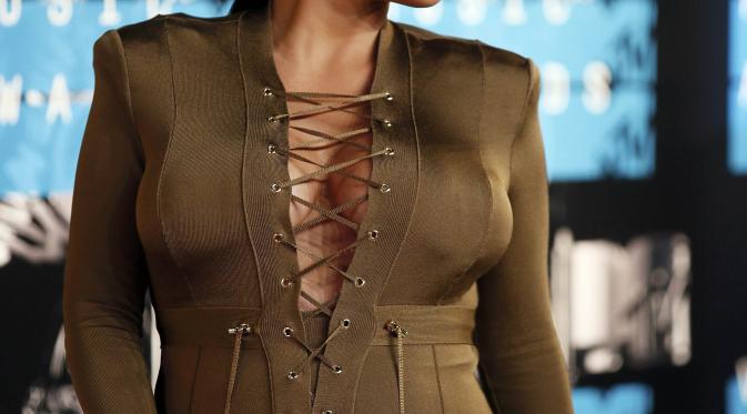 Kim Kardashian memakai baju terusan dengan dada terbuka saat hadir di ajang MTV VMA yang diselenggarkan di Microsoft Theatre, Los Angeles, AS, Minggu (30/8/2015). Kim tetap tampil seksi meski dalam keadaan hamil. (REUTERS/Danny Moloshok)