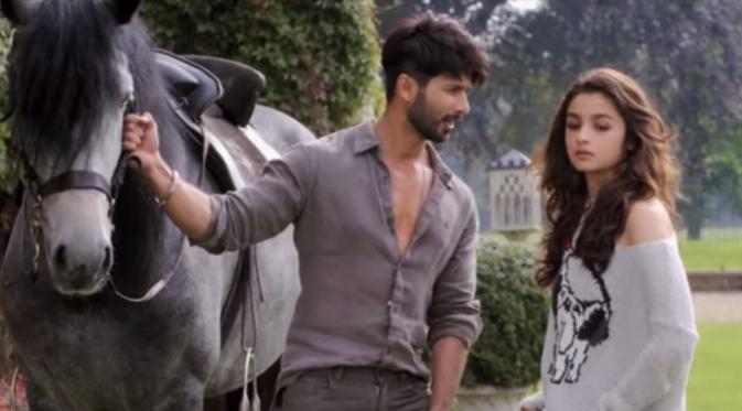 Alia Bhatt dan Shahid Kapoor dalam salah satu adegan Shaandar (Huffington Post)