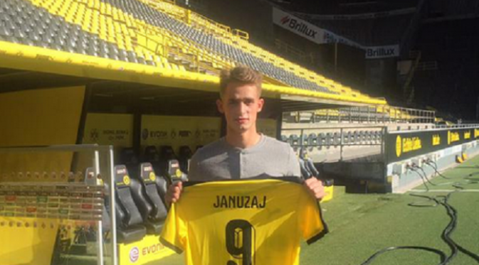 Adnan Januzaj berpose dengan jersey Dortmund