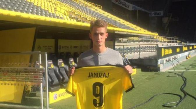 Adnan Januzaj berpose dengan jersey Borussia Dortmund