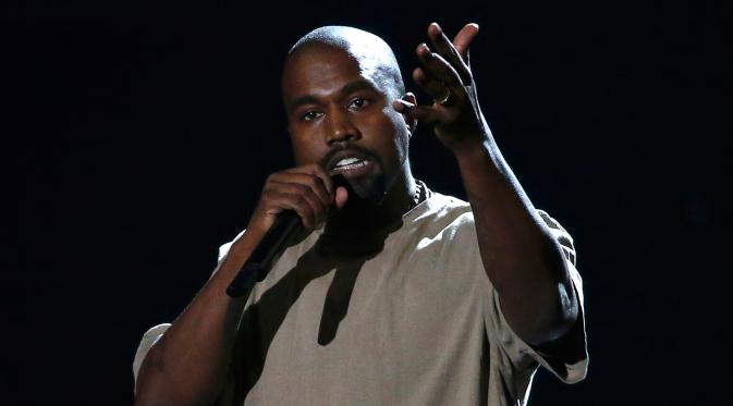 Penyanyi rap Kanye West saat berpidato di ajang penghargaan MTV Video Music Awards 2015, Los Angeles, Minggu (30/8). Pada kesempatan itu, suami dari Kim Kardashian tersebut memastikan diri bakal menjadi calon presiden AS tahun 2020.(REUTERS/Mario Anzuoni)