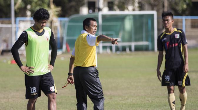 Pelatih Mitra Kukar, Jafri Sastra memimpin latihan anak asuhnya jelang laga Piala Presiden melawan Bali United di Lapangan Samudra Kuta, Bali, Selasa (9/1/2015). (Bola.com/Vitalis Yogi Trisna)