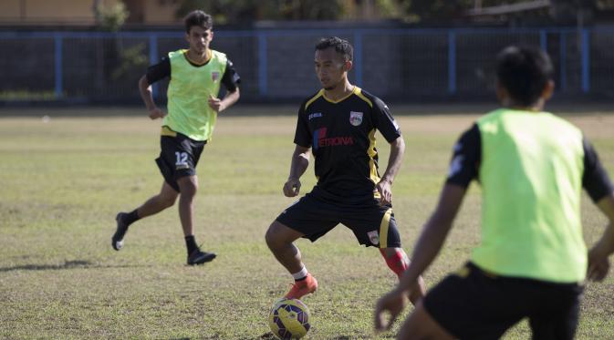 Pemain Mitra Kukar, Airlangga Sucipto menggiring bola saat latihan jelang laga Piala Presiden melawan Bali United di Lapangan Samudra Kuta, Bali, Selasa (9/1/2015). (Bola.com/Vitalis Yogi Trisna)