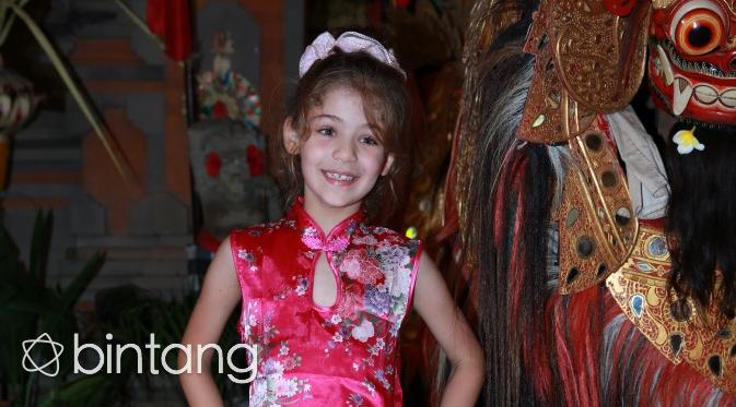 Si kecil Isabella menikmati momen di Tari Barong, disana pun banyak para penggemar yang meminta foto bersama pemeran utama  serial ‘Elif’ ini. (Deki Prayoga/Bintang.com)
