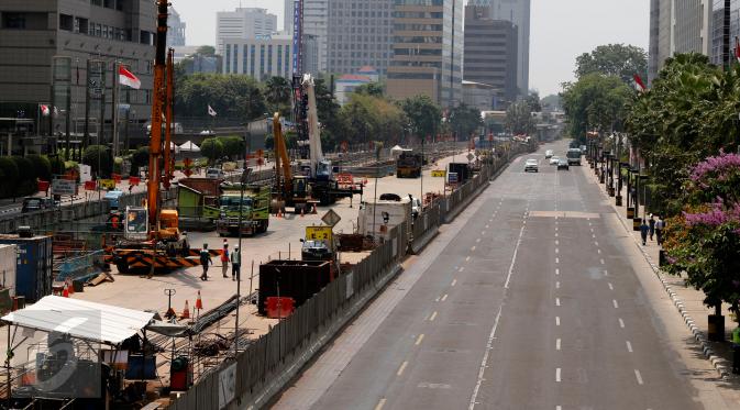 Kondisi lalu lintas di kawasan Bundaran HI, Jakarta tampak lancar, Selasa (1/9/2015). Arus lalu lintas di kawasan Bundaran HI terlihat sepi dari pedemo. (Liputan6.com/Yoppy Renato)