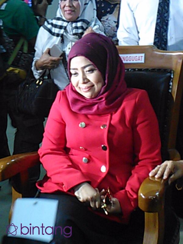 Muzdalifah menghadiri sidang gugatan perceraiannya kepada Nassar di Pengadilan Agama Kotamadya Tangerang. (Joanzen Yoka/Bintang.com)