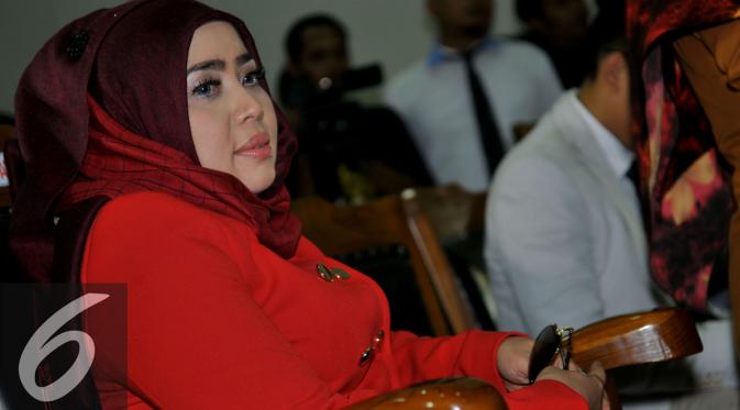 Istri Nassar, Muzdalifah saat menjalani sidang cerai perdana di Pengadilan Agama Tangerang Kota, Selasa (1/9/2015). [Foto: Faisal R. Syam/Liputan6.com]