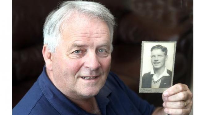 Cucu Hugh McLenahan menunjukkan foto kakeknya