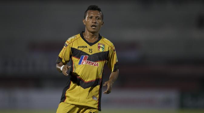 Penampilan pemain Mitra Kukar, Hendra Bayau pada laga Piala Presiden melawan Persita di Stadion I Wayan Dipta, Bali, Minggu (30/8/2015). (Bola.com/Vitalis Yogi Trisna)