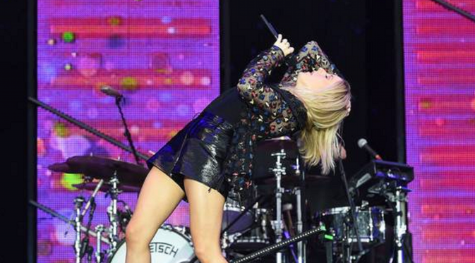 Ellie Goulding saat tampil dalam acara Sunday’s Summer Sessions di Glasgow, Skotlandia, baru-baru ini. [foto: Telegraph]