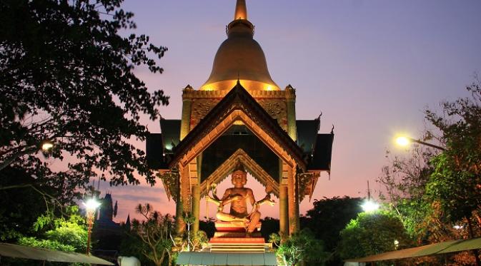 Patung Buddha 4 Wajah terletak di kawasan pantai ria Kenjeran, Surabaya.