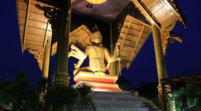 Patung Buddha 4 Wajah terletak di kawasan pantai ria Kenjeran, Surabaya.