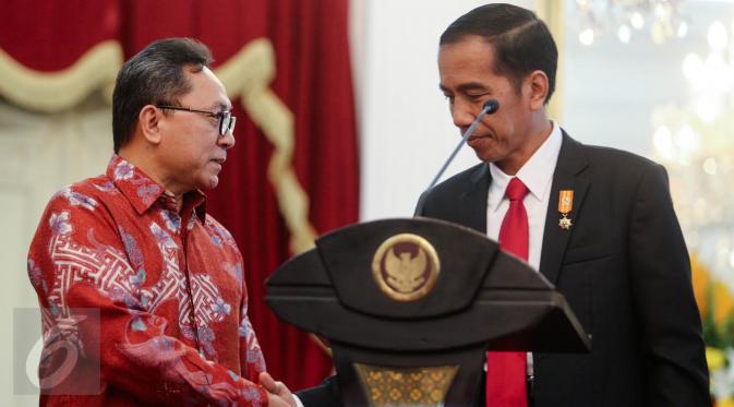 Presiden Jokowi (kanan) berjabat tangan dengan Ketum PAN Zulkifli Hasan usai memberi keterangan di Istana Negara, Jakarta, Rabu (2/9/2015). PAN menyatakan resmi bergabung dengan koalisi partai pendukung pemerintah. (Liputan6.com/Faizal Fanani)