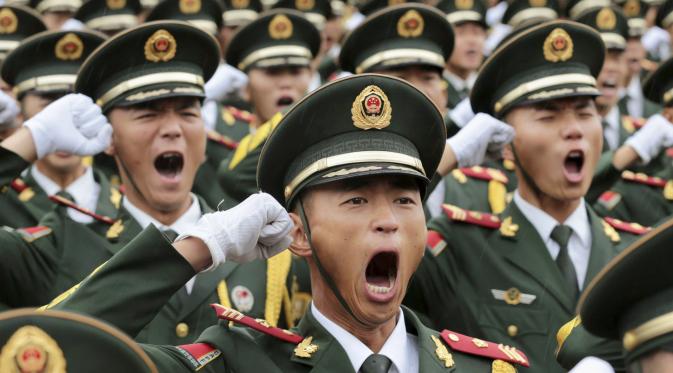 Barisan tentara  saat melakukan latihan menyambut peringatan 70 tahun berakhirnya Perang Dunia II di Pangkalan Militer Beijing , Cina ( 1/8/2015). Parade militer besar-besaran akan disuguhkan China untuk menyambut peringatan ini.   (REUTERS/Stringer)