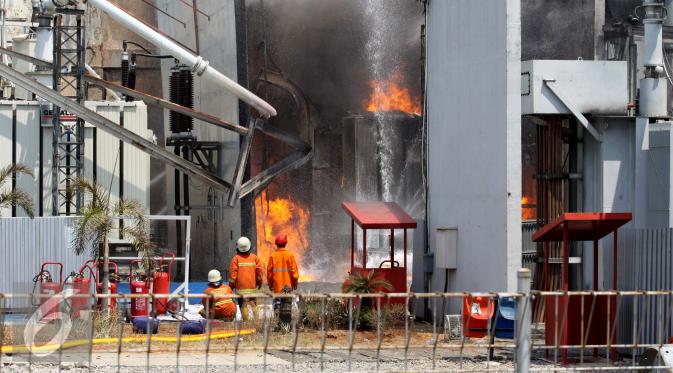 Petugas berusaha memadamkan api yang melanda gardu induk PLN di Kembangan, Jakarta Barat, Rabu (2/9/2015). Akibat kebakaran ini, PLN terpaksa memadamkan jaringan listrik di sejumlah titik di Jakarta dan Tangerang.(Liputan6.com/Gempur M Surya)