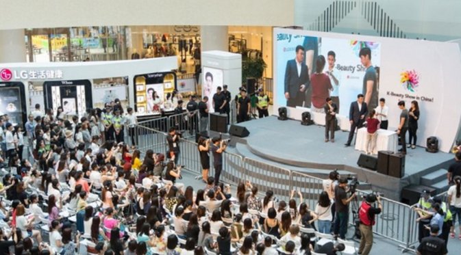Acara yang dihadiri Kim Soo Hyun di Tiongkok membuat penggemar tumpah ruah [foto: The Korea Herald]