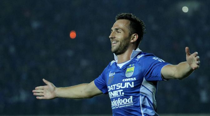 Selebrasi pemain Persib Bandung, Ilija Spasojevic, setelah mencetak gol ke gawang Persiba Balikpapan dalam turnamen Piala Presiden 2015 di Stadion Si Jalak Harupat, Bandung. Rabu (2/9/2015). (Bola.com/Peksi Cahyo)