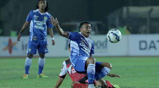 Firman Utina dihentikan gerakannya oleh pemain Persiba Balikpapan dalam turnamen Piala Presiden 2015 di Stadion Si Jalak Harupat, Bandung, Rabu (2/9/2015). (Bola.com/Peksi Cahyo)