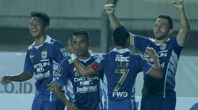 Selebrasi pemain Persib Bandung, Ilija Spasojevic, setelah mencetak gol kedua ke gawang Persiba Balikpapan dalam turnamen Piala Presiden 2015 di Stadion Si Jalak Harupat, Bandung. Rabu (2/9/2015). (Bola.com/Peksi Cahyo)