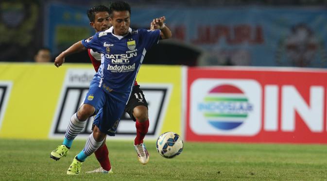 Aksi gelandang Persib, M Taufiq saat menghadapi Persiba Balikpapan di laga perdana Grup A Piala Presiden, Rabu (2/9/2015). [liputan6.com/Herman Zakharia]