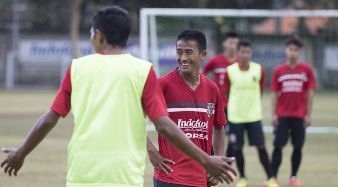 Bayu Gatra dan para pemain Bali United Pusam lainnya punya hasrat besar mengalahkan Arema Cronus di kandangnya. (Bola.com/Vitalis Yogi Trisna)