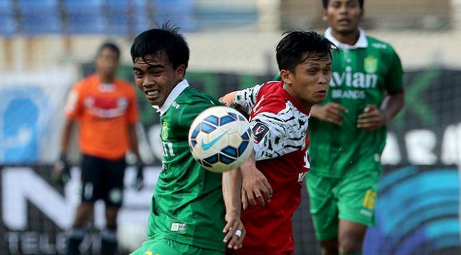 Martapura FC bertempur habis-habisan melawan Persebaya United. Laga itu berakhir imbang 0-0. (Bola.com/Peksi Cahyo)