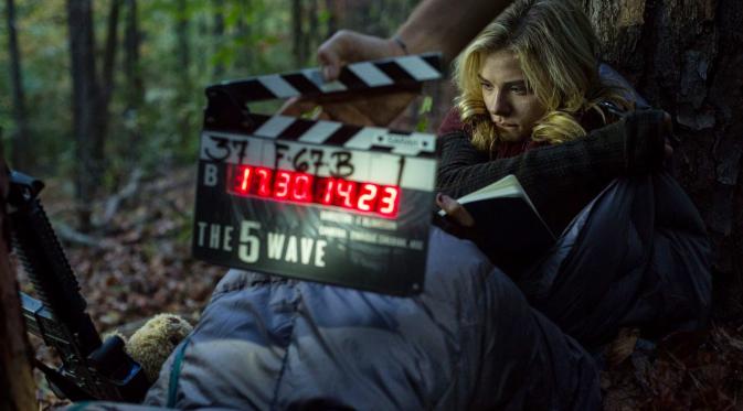 Dalam The 5th Wave, Chloe Grace Moretz memerankan gadis 16 tahun yang berusaha mempertahankan bumi dari serangan pasukan alien. (Columbia Pictures)