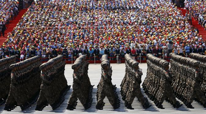 Ratusan tentara melakukan long march saat parade militer untuk memperingati 70 tahun berakhirnya Perang Dunia II di Beijing, China, Kamis (3/9/2015). (REUTERS/Damir Sagolj)