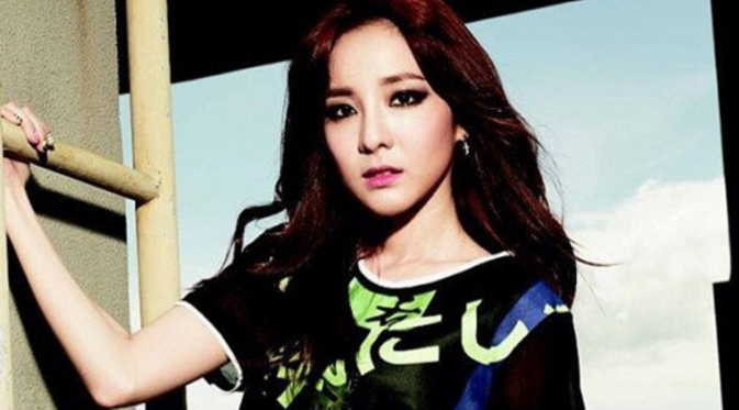Sandara Park atau Dara personel 2NE1 yang menjadi artis K-Pop pertama membintangi produk model fesyen ternama internasional. [kpopstarz]